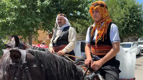 Diyarbakırlı buz ustası at sırtında ferahlık dağıtıyor
