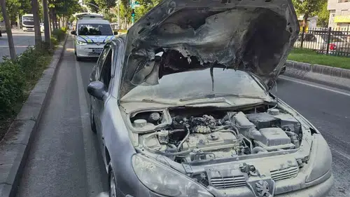 Batman Diyarbakır Caddesinde yanan otomobile vatandaşlar zamanında müdahale etti