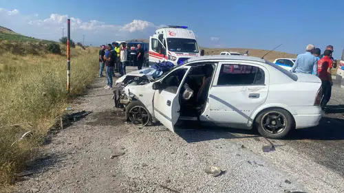 Bitlis Tatvan yolunda iki otomobilin çarpışması sonucu altı kişi yaralandı