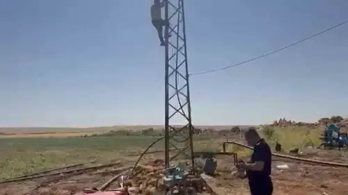 Şanlıurfa'da kaçak trafo operasyonunu durdurmak isteyen vatandaş direğe tırmandı