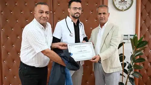 Zabıta yeleğini çıkarıp stetoskop takan Şemsettin Demir doktorluk görevine başladı