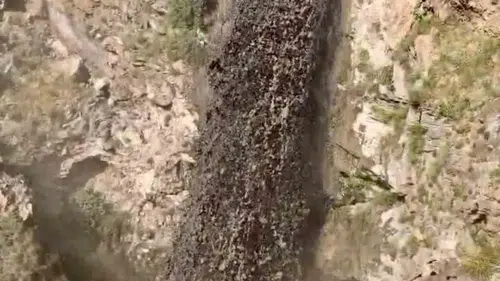 Ağrı Dağı zirvesinde eriyen buzlar çamurlu şelalelere dönüştü