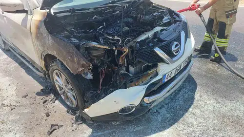 Ergani yolunda seyir halindeki araç alevlere teslim oldu
