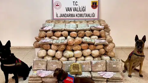 Van jandarmasından tır operasyonu ile büyük miktarda uyuşturucu yakalaması