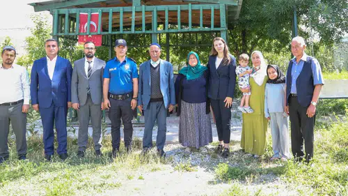 Gürpınar Kaymakamı Keser şehit polisin kabrini ve ailesini ziyaret etti