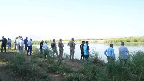 Muşta Murat Nehrine düşen küçük çocuk her yerde aranıyor