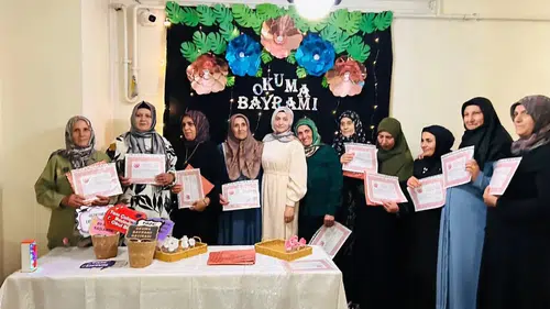 Doğubayazıtlı kadınlar eğitimlerini başarıyla tamamlayıp sertifikalarını törenle aldı
