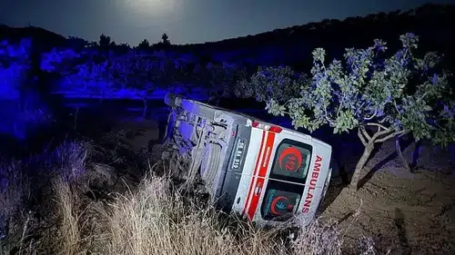 Pervari'de şarampole devrilen ambulanstaki sağlık ekibi kazayı yara almadan atlattı