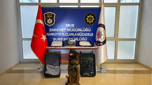 Muş polisi otobüs yolcusunun valizinden çıkan uyuşturucuya el koydu