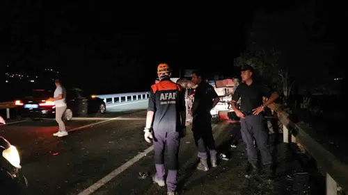 Elazığ Bingöl yolunda minibüs ve traktör kazası sonucu bir kişi yaralandı
