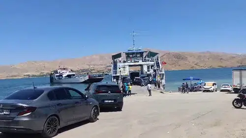 Keban Barajı'nda yakıtı biten feribot yolcuları korku dolu anlar yaşattı