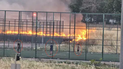 Diyarbakırda yangın sürerken çocuklar futbol oynamaya devam etti
