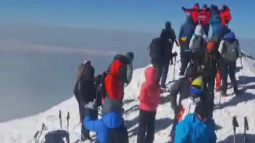 Ağrı Dağı zirvesinde dondurucu soğuğa rağmen tırmanış başarıyla tamamlandı