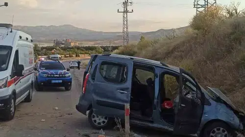 Elazığ Bingöl yolunda hafif ticari araç bariyerlere çarptı