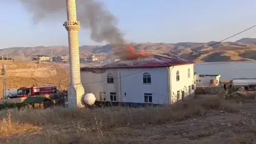 Hasankeyf köyündeki caminin çatısında çıkan yangın paniğe yol açtı