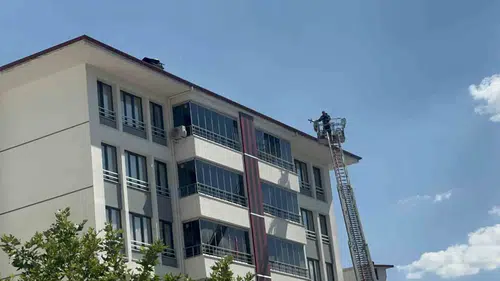 Elazığ merkezindeki yüksek katlı bir binanın bacasında yangın paniği yaşandı
