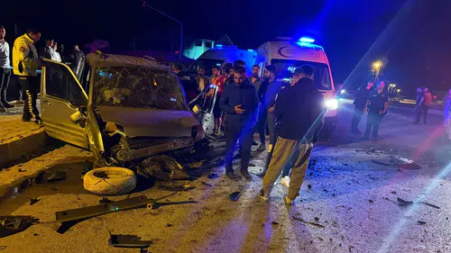 Yüksekova trafiğinde yaşanan iki ayrı kaza sekiz kişiyi hastanelik etti