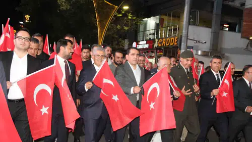 Bingöl'de düzenlenen 15 Temmuz anma töreninde demokrasi vurgusu öne çıktı. Şehitlerin anıldığı programda milli irade ve birlik mesajları verildi.