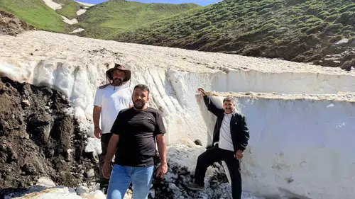 Van Yaylalarında Süt Sağım Sezonu İçin Metrelerce Kar Temizleniyor