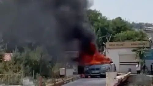 Diyarbakır Sur yolunda seyir halindeki otomobil küle döndü