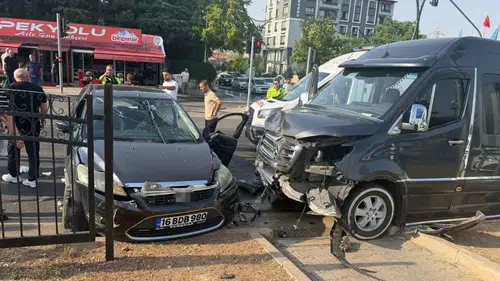 Bingöl merkezde iki aracın karıştığı trafik kazasında beş kişi yaralandı