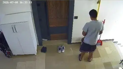 Elazığ’da apartman dairesinin önünde yaşanan skandal anlar kameraya yansıdı