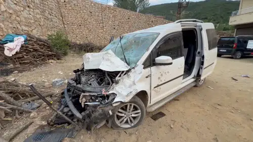 Şemdinli yolunda iki araç çarpıştı ve üç kişi yaralandı
