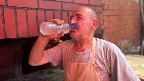 Vanlı fırıncılar kavurucu sıcaklarda ekmek üretmek için ter döküyor