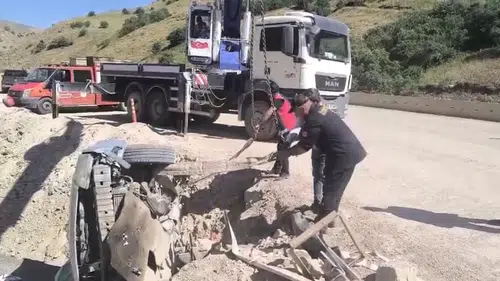 Yüksekova Van yolunda otomobil devrildi üç kişi yaralandı