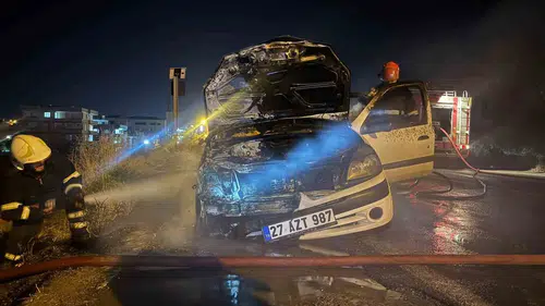 Birecik Köprüsü üzerinde seyir halindeki araç aniden yanmaya başladı