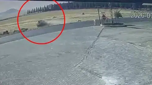 Derik ilçesinde kontrolden çıkan otomobil takla atarak ters döndü