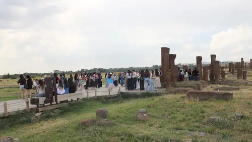 Ahlat Selçuklu Meydan Mezarlığı turistlerin ilgi odağı haline geldi