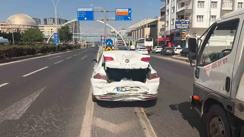 Diyarbakır yolunda iki otomobilin karıştığı kazada hamile sürücü panik yaşadı