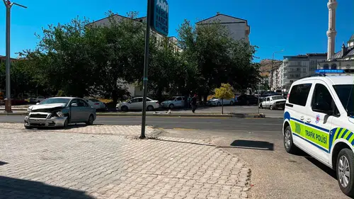 Elazığ Doğukent Mahallesi üzerinde iki otomobil çarpıştı