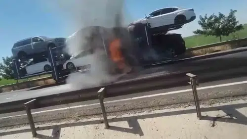 Viranşehir yolunda otomobil yüklü tır yangını paniğe yol açtı