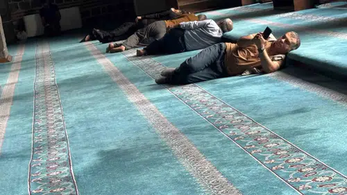 Diyarbakırlılar kavurucu sıcaklardan korunmak için tarihi camilere sığınıyor