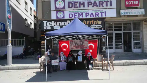 Muşta evlat nöbetindeki aileler çocuklarına kavuşmak için çağrılarını yineledi