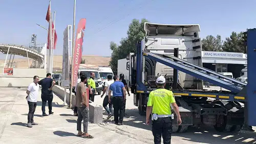 Nusaybin yolunda iki tırın karıştığı kazada bir kişi yaralandı