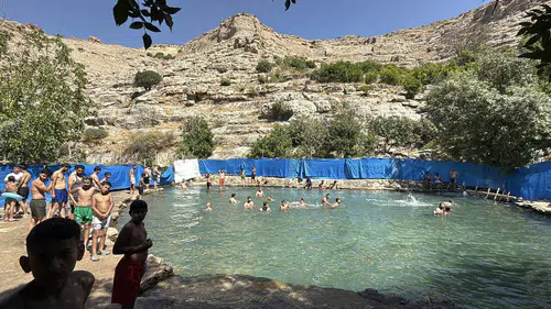 Mardin halkı kavurucu sıcaklarda Beyazsu Vadisi ile serin bir nefes alıyor