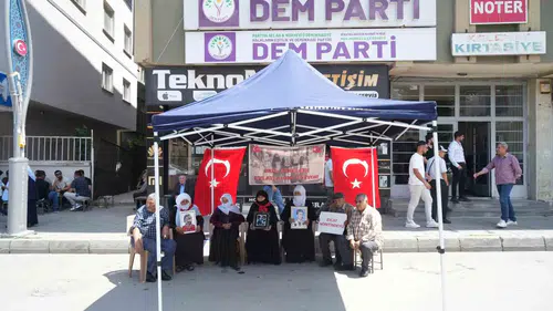 Muşta aileler evlatlarına kavuşmak için DEM Parti önünde toplandı