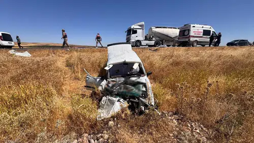 Suruç yolunda otomobil ve traktör çarpıştı dört kişi hastaneye kaldırıldı