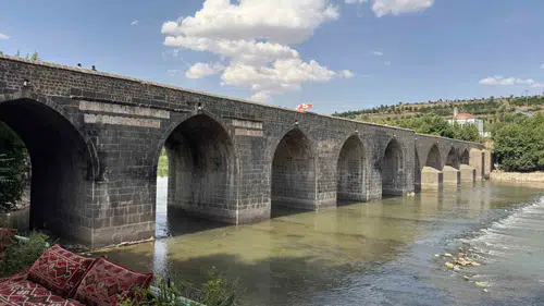 Aşırı sıcaklar Diyarbakır’daki tarihi mekanları sessizliğe gömdü