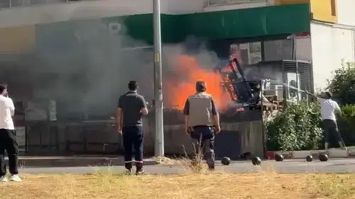 Siirt Veysel Karani Mahallesindeki atık yangını itfaiye ekiplerince söndürüldü