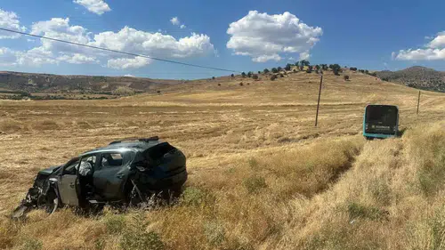 Diyarbakır Çermik yolunda kaza yapan iki sürücü yaralandı