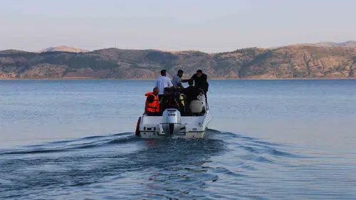 Hazar Gölü sularında kaybolan genç için arama operasyonu başlatıldı