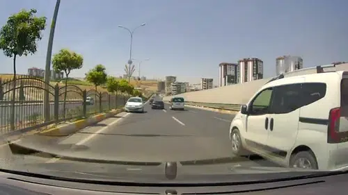 Şanlıurfa kara yolunda trafiği tehlikeye atan sürücü kameraya yansıdı