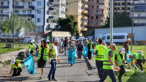 Diyarbakır'da örnek seferberlik: Poşeti kapan sokağa koştu, Huzurevleri pırıl pırıl oldu