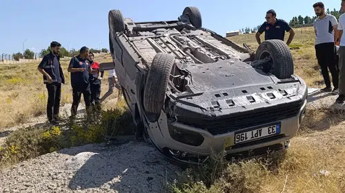 Erciş ilçesinde kontrolden çıkan kamyonet devrildi