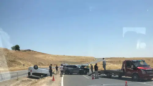 Silvan yolunda iki araç çarpıştı dokuz kişi yaralandı