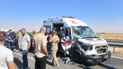 Nusaybin yolunda ambulansın karıştığı zincirleme kazada üç kişi yaralandı